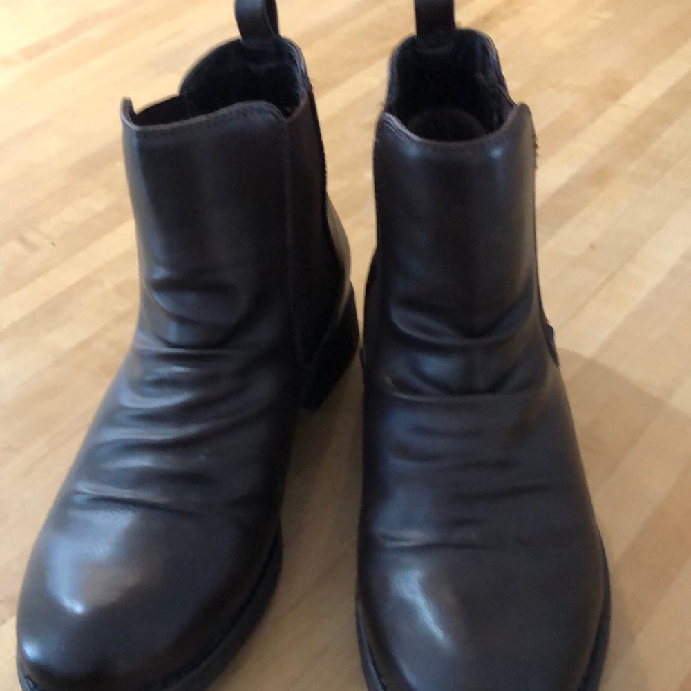 Size 7 Chelsea boots